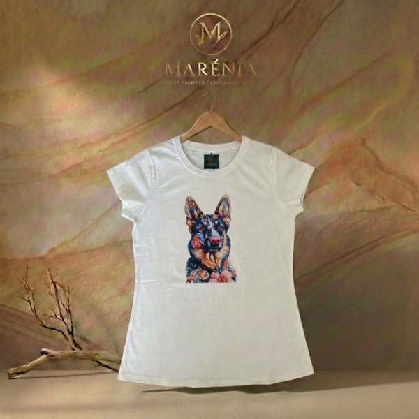 Camiseta Tela Fría Mujer - Corte Entallado- Estampado Pastor Alemán Floral - Blanco Hueso