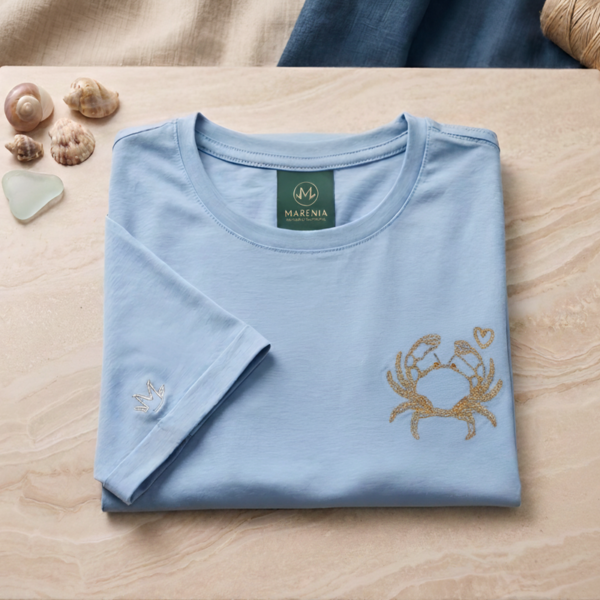 Camiseta Dama Tela Fría - Corte Regular Manga Doblada - Color Azul Claro - Bordado Cangrejo
