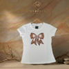 CAM-FRI-BLH-ENT-MD-E14 Camiseta Tela Fría Mujer - Corte Entallado - Estampado Lazo Leopardo con Piedras - Blanco Hueso