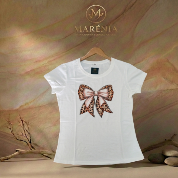 CAM-FRI-BLH-ENT-MD-E14 Camiseta Tela Fría Mujer - Corte Entallado - Estampado Lazo Leopardo con Piedras - Blanco Hueso