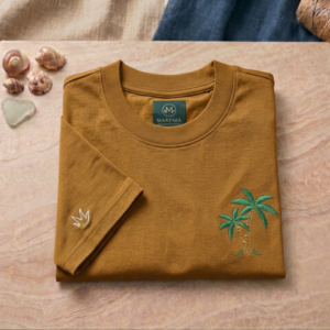Camiseta Hombre Algodón Peruano 310gr - Corte Regular - Café Moca - Bordado Diseño Palmeras