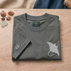 Camiseta Hombre Algodón Peruano 310gr - Corte Regular - Gris Medio - Bordado Diseño Mantaraya