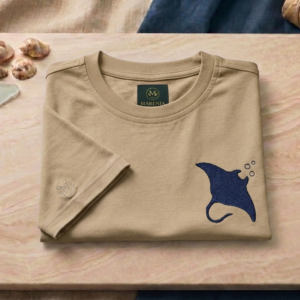 KID-ALX-CAM-REG-B01 Camiseta Infantil Unisex (Niño/Niña) Algodón/Spandex - Corte Regular - Bordado Mantaraya - Camel